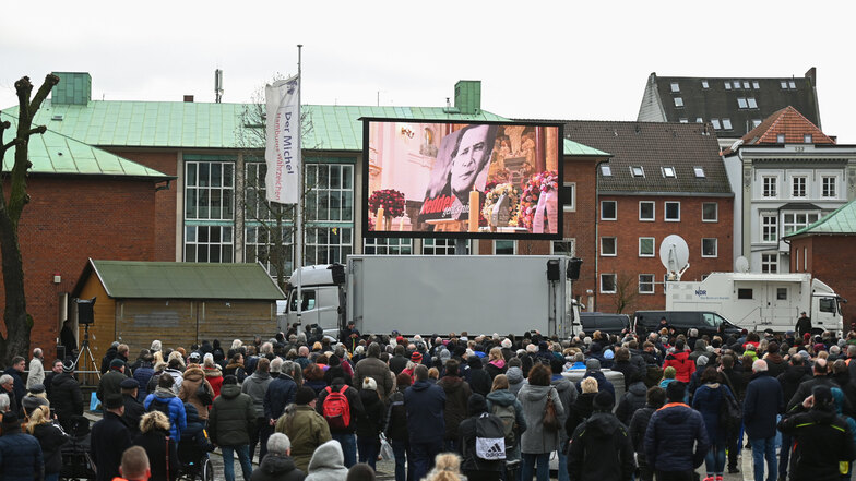 Die Trauerfeier im Michel wird auf einer Leinwand für die Fans draußen übertragen. 