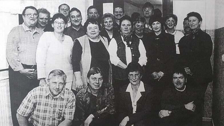 Klassentreffen der Großweitzschner Schüler des Jahrgangs 1975. Auch Lehrer Peter Grau (links außen) war bei dem Treffen im November 2000 eingeladen.