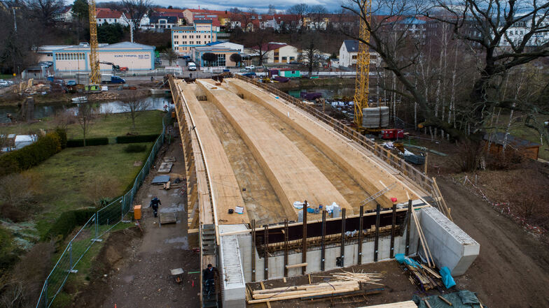 Die Schalung für die neue Brücke ist zum großen Teil fertiggestellt. In der kommenden Woche werden die Stahlflechter ihre Arbeit beginnen. Bis April müssen sie fertig sein. Dann erfolgt der Betongang.