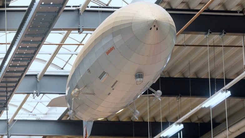 Unter der Decke der TLC-Fertigungshalle hängt ein gewaltiger Zeppelin aus Blech. Beschäftigte hatten das Teil gebastelt - Sinnbild für den Aufstieg des Unternehmens seit der Übernahme durch den Chef.