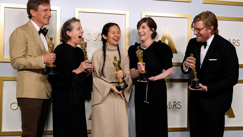 Schauspieler und Filmproduzent Peter Spears (l-r), Schauspielerin Frances McDormand, Regisseurin Chloe Zhao, Filmproduzentin Mollye Asher und Produzent Dan Janvey mit dem Oscar für den besten Film für "Nomadland".
