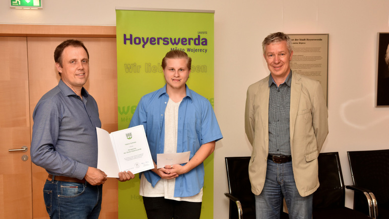 Mirko Pink (li.) und Dietmar Wolf (re.) übergaben für die Stadt Hoyerswerda den Ehrenpreis des Oberbürgermeisters an Sänger Fabian Schulze.