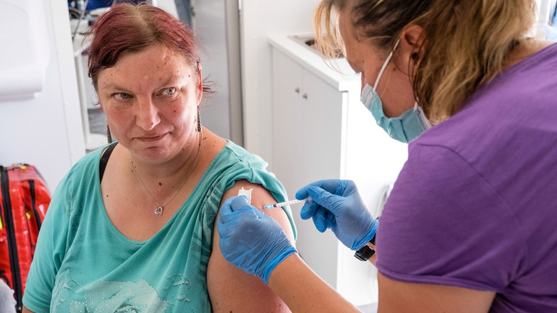 In der Zeit der Pandemie sind mobile Impfteams wie hier des Deutschen Roten Kreuzes unterwegs gewesen. Jetzt konzentriert sich das Impfen gegen Corona auf die Hausärzte.