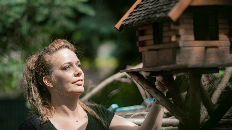 Anja Schweda aus Kamenz kümmert sich gemeinsam mit ihren Eltern um die Wildvögel im Garten. Und sie zieht junge Spatzen auf, die aus ihrem Nest geworfen wurden.