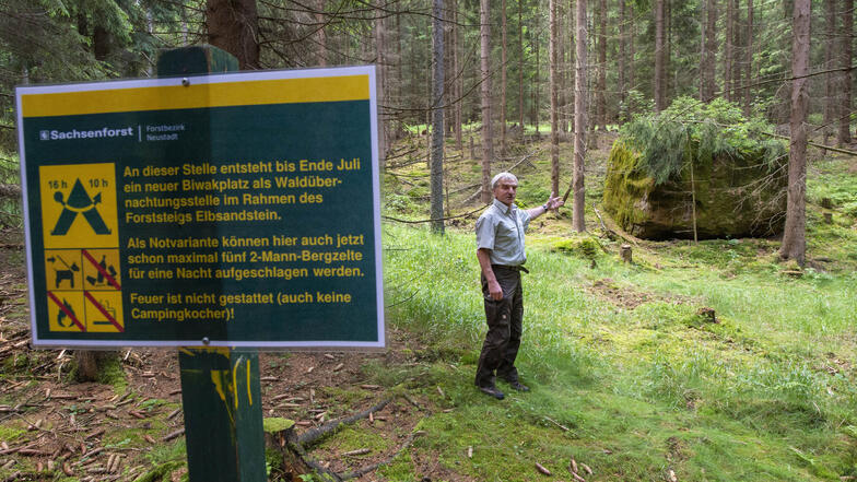 Forststeig-Ranger Wolfram Claus am neuen Biwakplatz im Bielatal unterhalb der Grenzplatte.