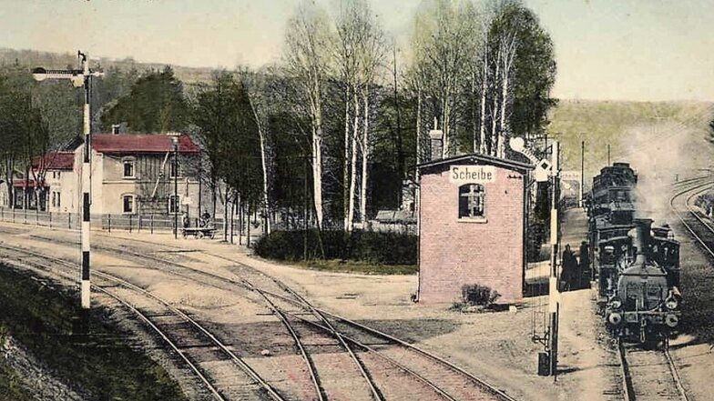 Eine Aufnahme aus den 1920er Jahren: Als Scheibe noch nicht eingemeindet war, hieß auch der Bahnhof so. Erst fünf Jahre nach der Fusion mit Mittelherwigsdorf wurde der Stationsname geändert.