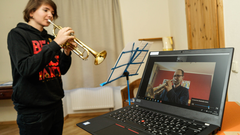 Trompeten-Unterricht per Video-Chat: Der 15-jährige Kalle aus Bautzen mit seinem Lehrer Clemens Kowollik.