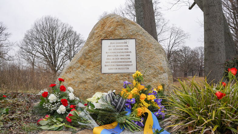 Der Gedenkstein an der Neuschen Promenade in Bautzen erinnert an die Menschen, die zwischen 1940 und 1945 in der Waggon- und Maschinenfabrik Bautzen Zwangsarbeit leisten mussten.