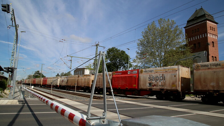 Rollt ein Güterzug über den Bahnübergang Muskauer Straße in Niesky, muss er zuvor hupen. Ursache ist ein Defekt in der Signalanlage, die vor Hindernissen auf den Gleisen warnt.