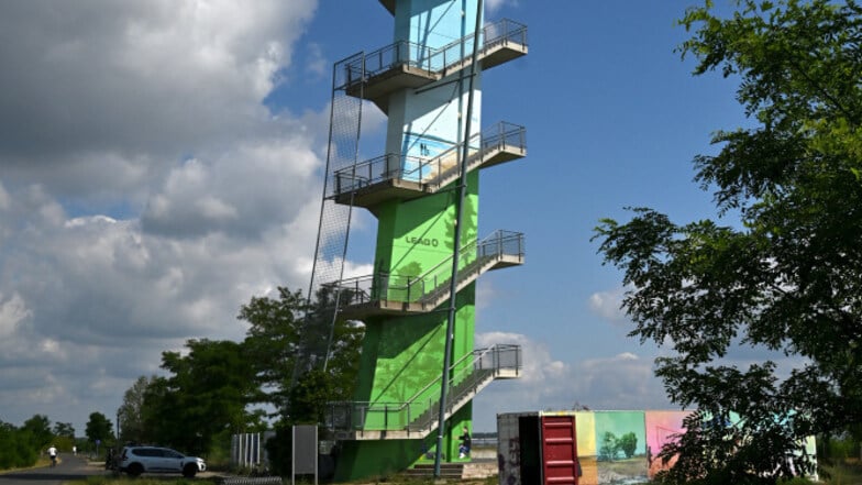 Seit wenigen Wochen zeigt sich der Turm am Cottbuser Ostsee mit neuer Gestaltung.