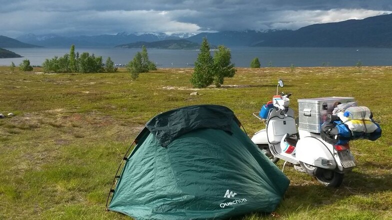Auf der Rückfahrt ging es über die Lofoten, viele Inseln dort sind mit filigranen Brücken verbunden. Dort übernachtete Thomas Schneider auch mit seinem Zelt an einem See.