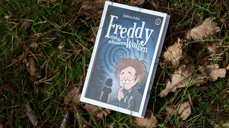 "Freddy und die schwarzen Wolken" handelt von Freddy und seinem Freund Steven. Die Mutter von Steven leidet unter Depressionen, Freddy will ihm helfen.