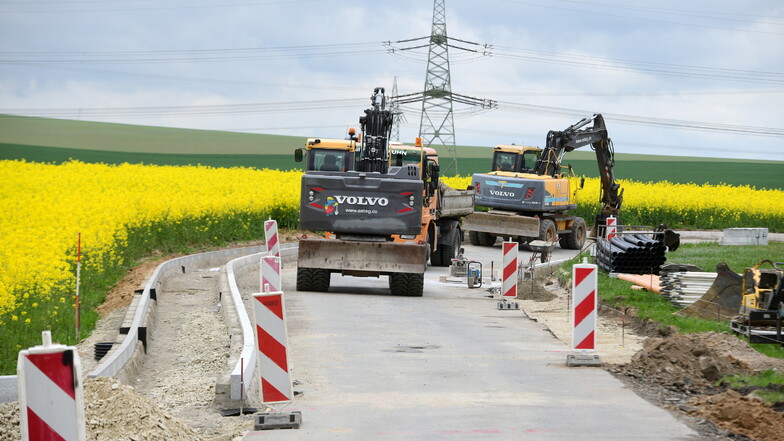 Seit einigen Wochen wird die Kreisstraße in Kiesdorf saniert und auch ein Gehweg angebaut.