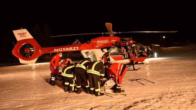 Einer der spektakulärsten Einsätze 2022: Die Nachtlandung eines Rettungshubschraubers am Altenberger Skihang im Februar. Um den Landepunkt zu markieren, leuchtete die Altenberger Feuerwehr den Hang aus.