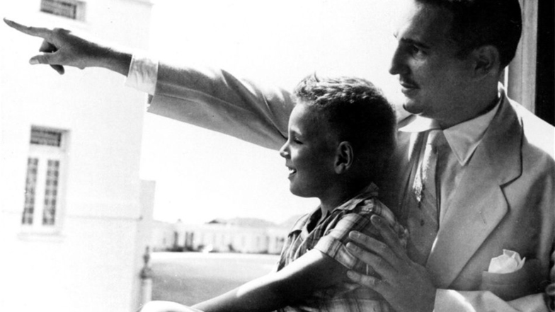 Castro und sein Sohn Angel, aufgenommen im Jahr 1954.