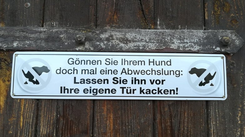 Sowohl in Leisnig als auch in Roßwein gibt es Probleme mit den Hinterlassenschaften von Hunden. Damit gehen die Grundstücksbesitzer unterschiedlich um. Dieser originelle Hinweis ist an einer Garage am Leisniger Lindenplatz zu finden