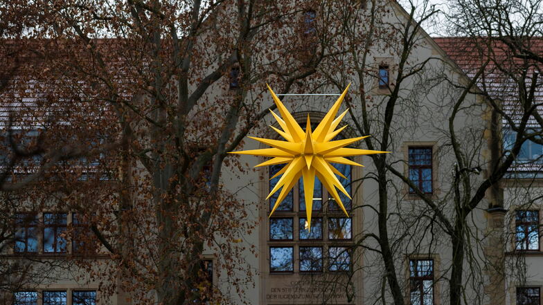 Ein sogenannter Großer Herrnhuter Stern hängt im Innenhof vom Dresdner Kreuzgymnasium. Von dem großen Stern mit einem Durchmesser von 2,50 Metern gibt es weltweit nur 11 Exemplare.