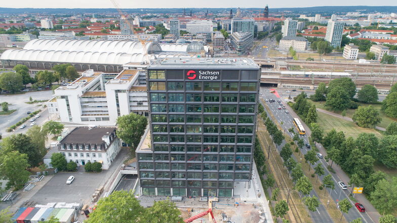 Ein Blick auf den fast komplett fertiggestellten Komplex der SachsenEnergie hinterm Hauptbahnhof. Ist er im Juli bezogen, beginnt die Sanierung des benachbarten City-Centers.