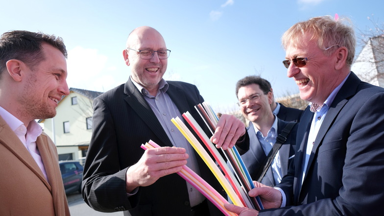 V.l.: Eric Fritsch (Ausbaukoordinator der Telekom), Oberbürgermeister Olaf Raschke und Kai Gärtner (Telekom-Regionalmanager) beim offiziellen Ende der Breitband-Offensive in Meißen.