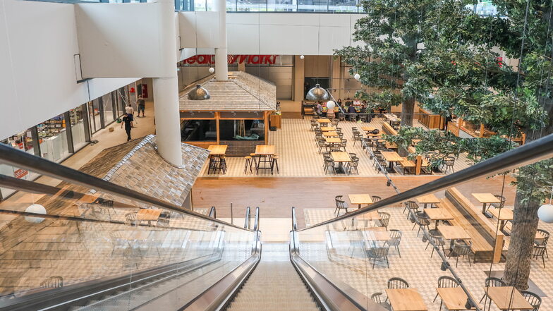 Der neue Marktplatz ist ein Treffpunkt im Center, an dem gegessen werden kann. Ihn sieht man als erstes, wenn man mit der Rolltreppe vom Parkdeck ins Erdgeschoss fährt.