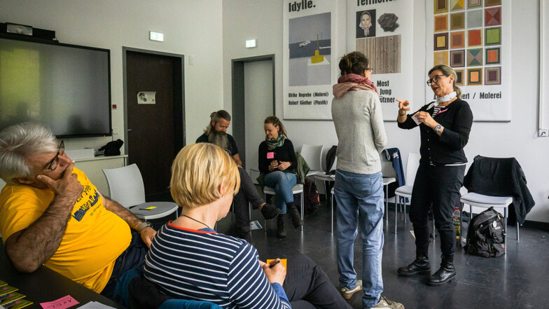 Über Wohnen in Gemeinschaft diskutierten unter anderem Tina und Marcus (hinten) aus Köln, etwa mit dem Chef der LebensRäume, Axel Fietzek (li.). Rechts ist Karin Demming, Mitgründerin von "bring-together", die diesen konkreten Workshop im Rahmen der "Land