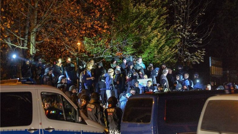 Nach Polizeiangaben waren rund 450 Rechtsextremisten am Abend durch die Stadt gezogen.