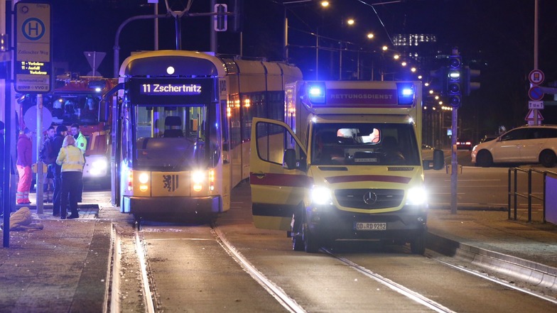 Senior in Dresden von Straßenbahn erfasst und schwer verletzt