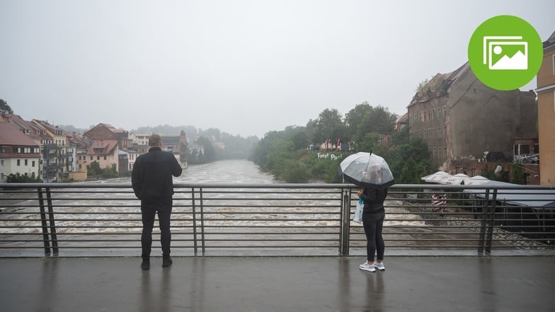 Passanten auf der Altstadtbrücke. Am Montagmorgen herrschte Bangen in Görlitz - fast war Warnstufe 4 erreicht.