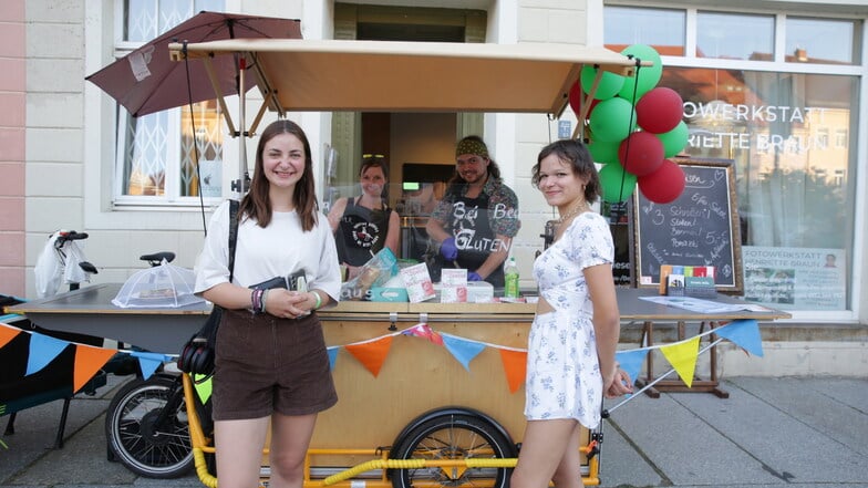 Vera und Hiltja gefiel das Angebot an Schnittchen an der Rollkost  am Buttermarkt.