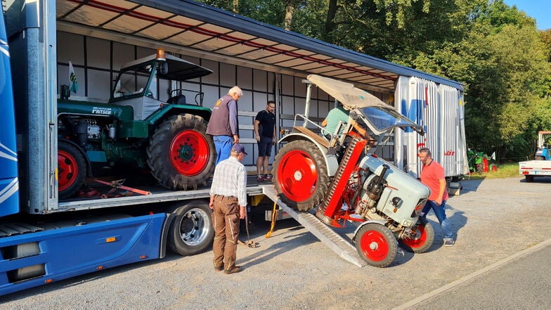 Beim Verladen der Traktoren in den 40-Tonner ist Maßarbeit gefragt.