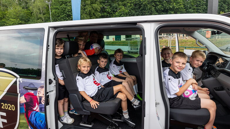 Da geht auch mal eine Jugendmannschaft rein, zumindest fürs Foto: Der SC Freital hat zwei solcher Kleinbusse bekommen.