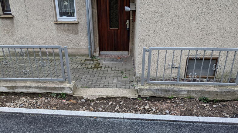 Die neue Straße endet vor der Mauer, zuvor reichte sie bis an sie heran. Das Haus liegt weit unterhalb der Straße und könnte bei Starkregen überflutet werden.