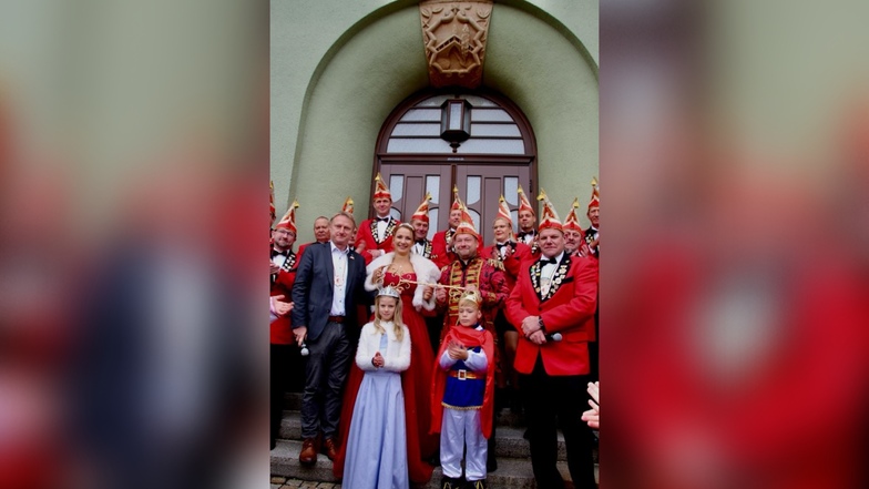 Faschingsclub Taubenheim/Spree: Bürgermeister Hagen Israel übergibt den Schlüssel an das Prinzenpaar Nora und  Georg. Das Thema der 40. Saison lautet: "40 Jahre, was 'ne Schau, der TFC schafft's ins TV!"