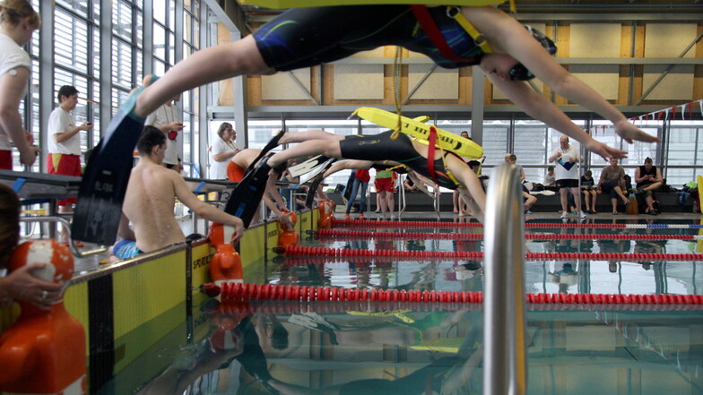 Wettkampf der DLRG in der Pirnaer Sportschwimmhalle: Die Vereine müssen in diesem Jahr mit weniger Zuschüssen auskommen.