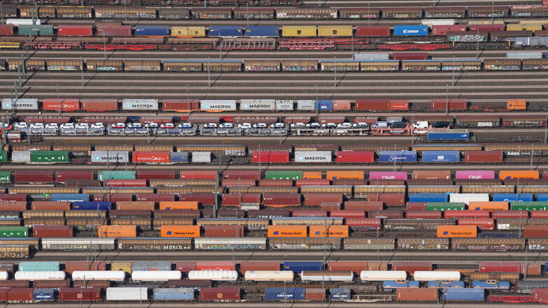 Güterzüge sollen Vorrang vor Personenzügen Vorrang erhalten, wenn sie Kohle, Gas, Öl oder Trafos geladen haben - alles was Kraftwerke und Fabriken am Laufen hält.