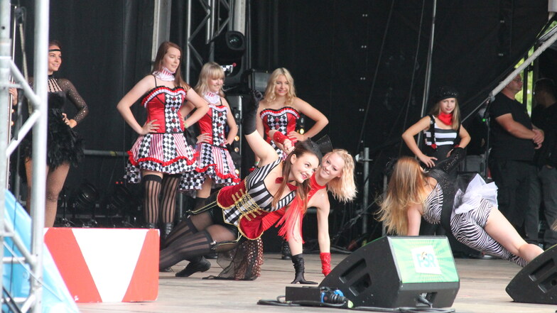 Die Meeta Girls vom Tanzsportclub Meeraner Tanzgirls e.V. auf der PSR-Bühne am Rathausplatz. 