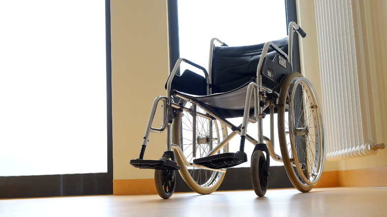 Der Rollstuhl ist auch ein Symbol für Behinderungen und Einschränkungen, mit denen viele Menschen den Alltag bewältigen müssen.