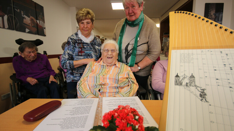 Chorleiterin Helga Hunger (links) und Reinhilde Hering (rechts) mit der 100 jährigen Ilse Richter beim Chor-Nachmittag.