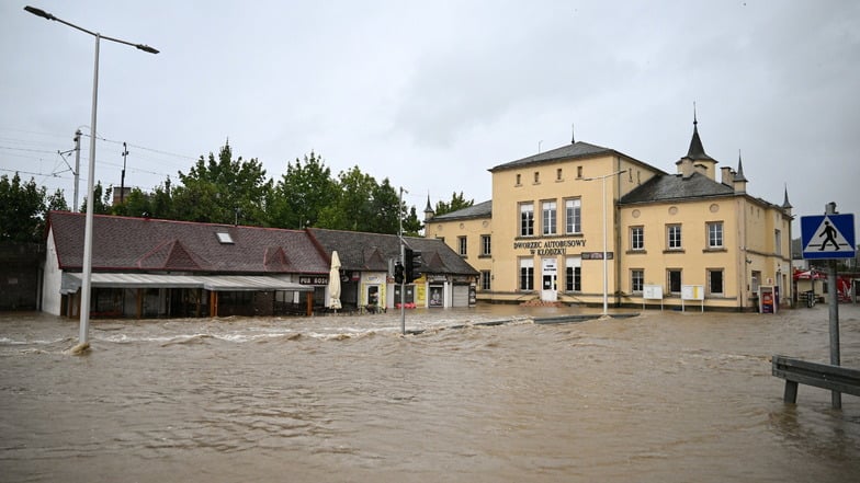 Klodzko (Glatz): Überschwemmte Straßen nach den schweren Regenfällen.