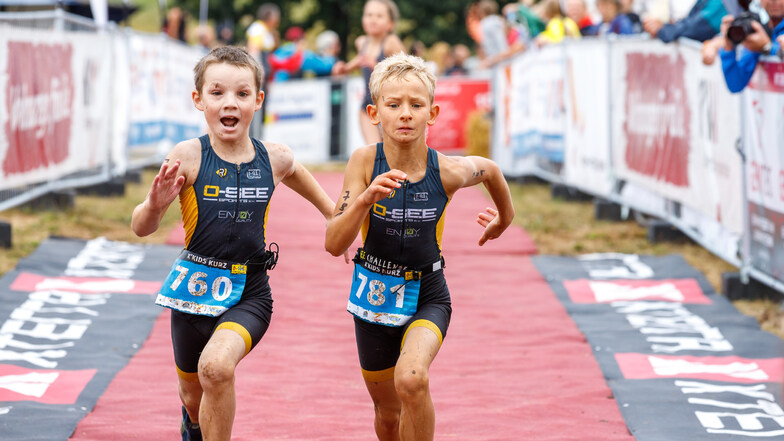 Den Zieleinlauf bestreiten die Athleten zu Fuß und hier wird nochmal alles rausgeholt.