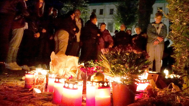 Tödliche Messerattacke in Pirna: Ein Lichtermeer für Jura