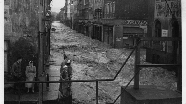 Gottleuba-Hochwasser 1957: Die Wassermassen bahnen sich ihren Weg durch die Dohnaische Straße und zerstören die Eisenbahnbrücke.
