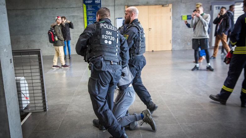 Solche drastischen Bilder will wohl keiner gern wieder auf dem TU-Campus sehen: Am Donnerstag mussten Polizisten einen Blockierer aus dem Hörsaalzentrum an der Bergstraße tragen. Die Räumung finden viele richtig.