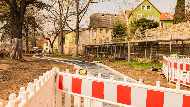 Noch bis spätestens 20. Mai wird an der Wallanlage Weberallee / Dresdner Straße der Fußweg neu gebaut.