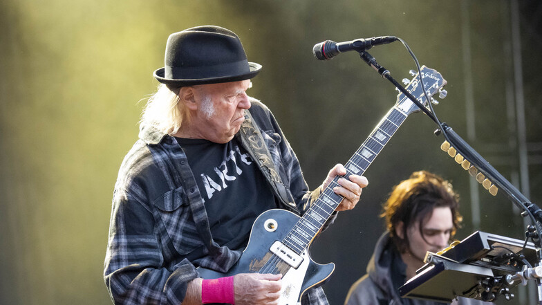 Neil Young in Aktion am Dresdner Elbufer.