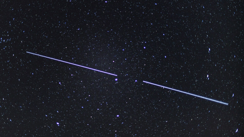 Zwei Starlink-Satelliten sind als Lichtstreifen am Nachthimmel zu sehen