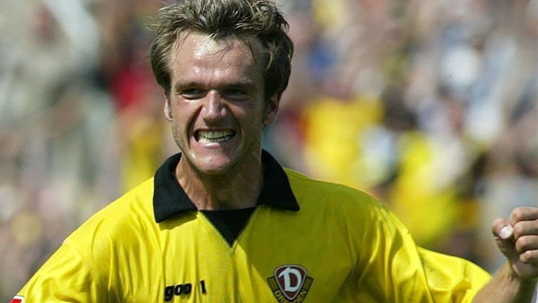 Karsten Oswald bejubelt in der Saison 2004/05 sein Ausgleichstor im Zweitligaspiel gegen den MSV Duisburg vor etwa 20.000 Zuschauern im Dresdner Rudolf-Harbig-Stadion. Die Partie endete 3:1 für Dynamo Dresden.