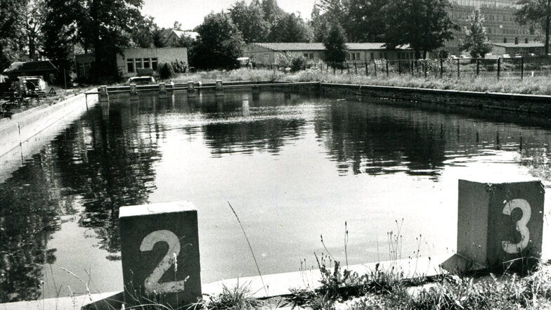 Das Dippoldiswalder Stadtbad ist Ende der 1980er Jahre geschlossen und danach nie wieder eröffnet worden. Die Ansprüche an die Wasserqualität sind gestiegen, was eine Wiedereröffnung zu teuer werden ließ. 