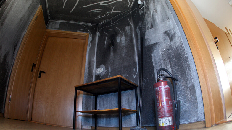 Rußgeschwärzte Wände zeugen von dem letzten Brand in einem Pirnaer Obdachlosenwohnheim am 8. Dezember vergangenen Jahres. Ein 42-jähriger Bewohner steht seit Juli wegen schwerer Brandstiftung vor dem Landgericht Dresden.