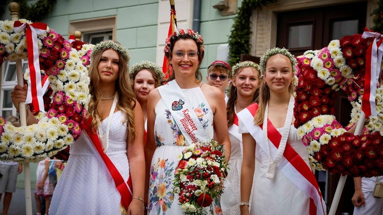 Mit dabei auch die Kamenzer Blütenkönigin Julia I. (Mitte), umringt von Umzugsteilnehmerinnen.